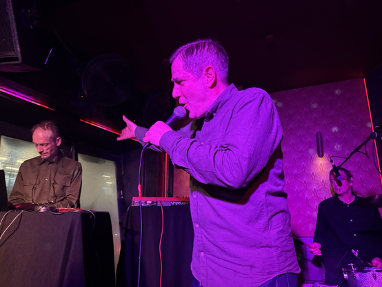 Andreas Dorau mit Band