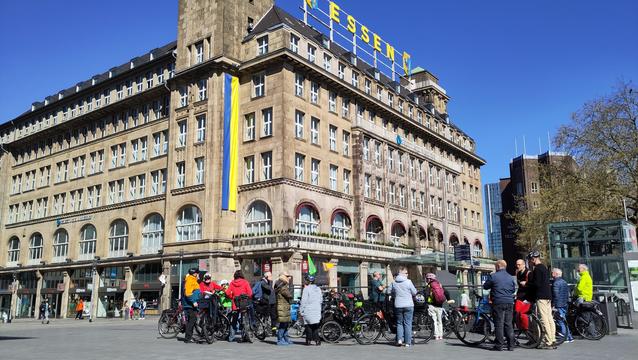 Fahrräder und ihre Menschen vor dem Handelshof in Essen