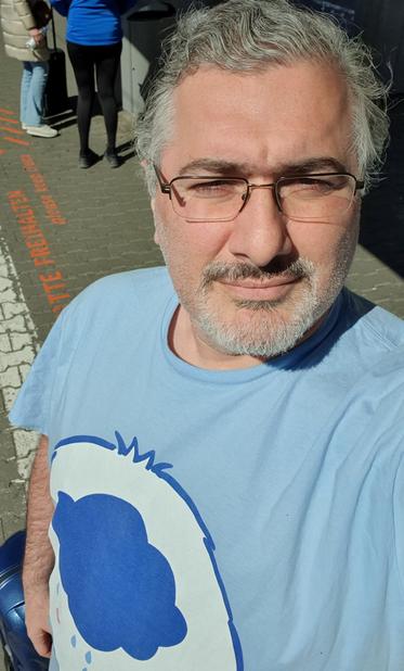 HonkHase in der Frühlingssonne am Bahngleis mit einem Brummbärchi T-Shirt (von den Glücksbärchis)