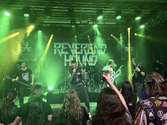 Reverend Hound: Mit klassischem „Silberrücken“-Heavy Metal eine wohltuende Ausnahme im Lineup.