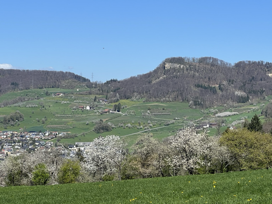 Blick auf den Ort, im Hintergrund Berge