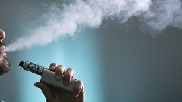 Una persona fumant amb vapejador (iStock/HAZEMMKAMAL)