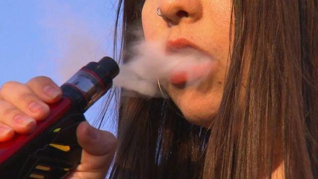 Una noia adolescent amb un vapejador (ccma)