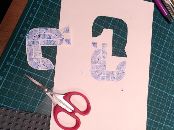 I print a first layer and cut out everything I want to print in that pass. In this case it's only one of the slugs, the other got a different color. It's good to cut out a tight shape, but you don't want to touch the bricks forming the motif. But you can make corrections at a later stage too.