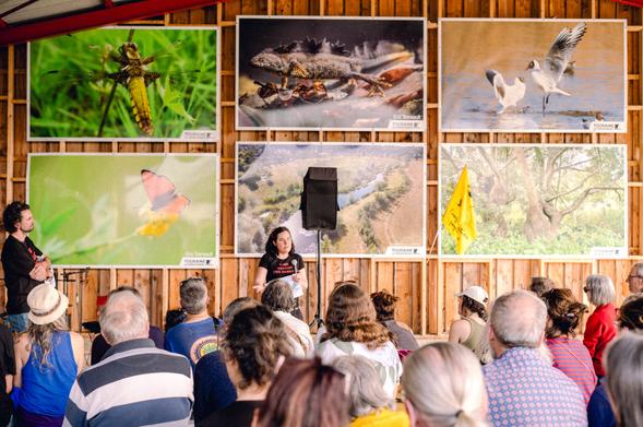Photos durant la conférence donnée avec Anne-Morwenn Pastier et des photos affichées en sur le mur en second plan.