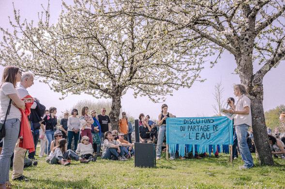 Photo durant une prise de paroles sous des arbres en fleurs