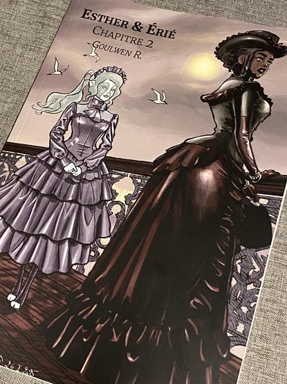 Photo d’un exemplaire du Chapitre Deux des aventures d’Esther et Erié, zoome et incliné