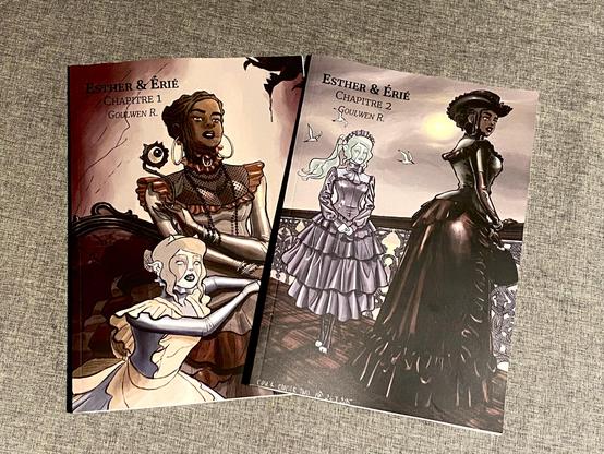 Photo d’un exemplaire des Chapitres Un et Deux des aventures d’Esther et Erié