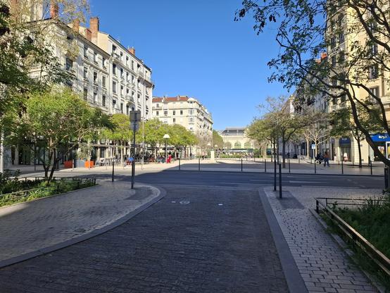 Place du général Brosset avec la gare des Brotteaux en fond. Très arborée, sous un ciel bleu