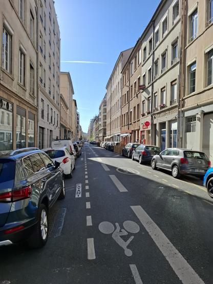 Rue dont j'ai oublié le nom, Lyon 6e. Architecture simple aux couleurs saumon