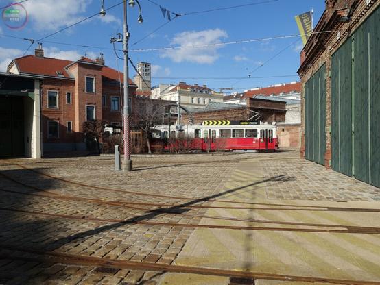 Alte Straßenbahnremise mit hochflurigem Straßenbahnwagen der Type E1 davor