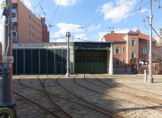 Alte Straßenbahnremise mit Aufschrift WIENER STRASSENBAHNMUSEUM