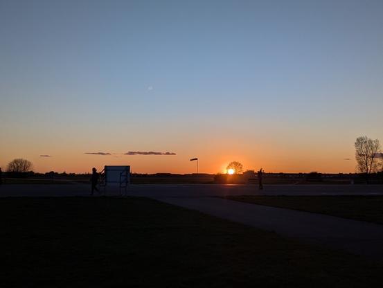 Sonnenuntergang am Tempelhofer Feld