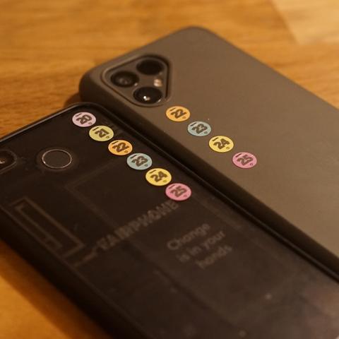Nos deux smartphones arborant les vignettes correspondantes à leurs années d'utilisation :
- au premier plan, un Fairphone 3 de 2020,
au second plan, un Fairphone 4 de 2022,
Les deux tournent sous e/OS, une version d'Android "dégooglisé", dès leur acquisition (occasion pour les deux).