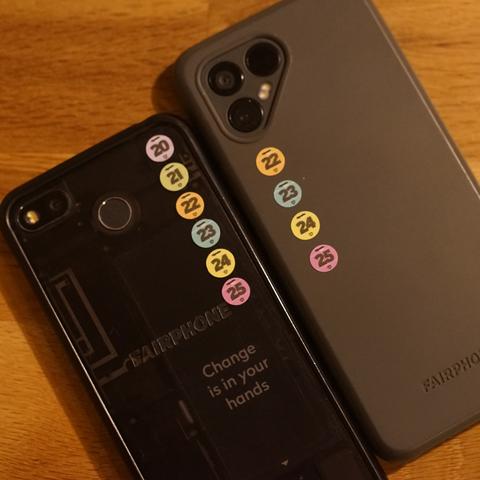 Nos deux smartphones arborant les vignettes correspondantes à leurs années d'utilisation :
- au premier plan, un Fairphone 3 de 2020,
au second plan, un Fairphone 4 de 2022,
Les deux tournent sous e/OS, une version d'Android "dégooglisé", dès leur acquisition (occasion pour les deux).