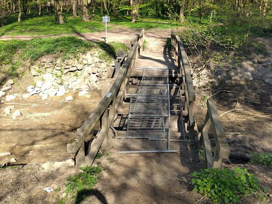 Foto einer kaputten Brücke in Niederkassel