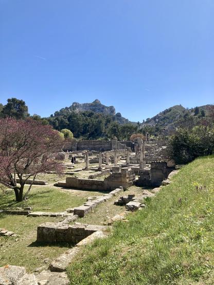 Dans les Alpilles, sous le ciel bleu de Provence, vestiges d’une cité celto-greco-romaine dédiée au dieu masculin Glan, ayant relégué ses 3 déesses originelles, les glanicae, au rang de faire valoir.