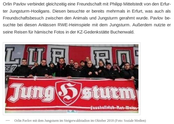 Man sieht die Jungsturm-Hooligans mit Orlin Pavlov in ihrer Mitte auf ihrem angestammten Platz im Steigerwaldstadion 2018, unter ihnen das rot-weiße Banner der Gruppe mit dem Hooligan-H in der Mitte. Bildunterschrift: Orlin Pavlov mit dem Jungsturm im Steigerwaldstadion im Oktober 2018 (Foto: Soziale Medien)