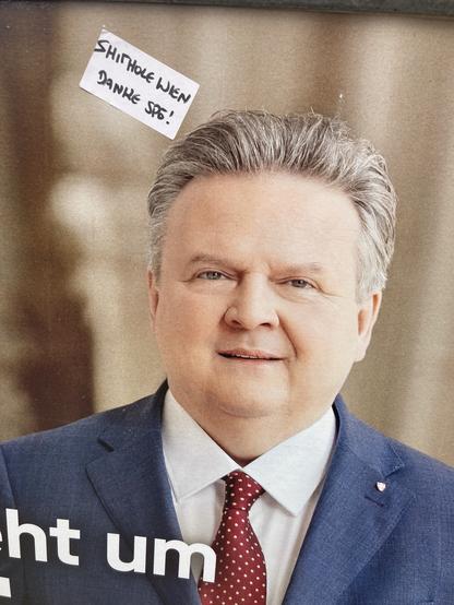 Verkiezingsposter van de SDÖ met burgemeester Ludwig beklad met “Shithole Wien, danke SPÖ” (“shithole Wenen, bedankt SPÖ!”)