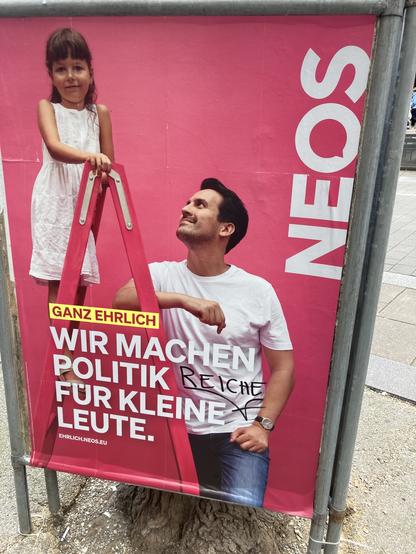 Verkiezingsposter van partij Neos met een foto van o.a. een kind, waar de tekst “Wir machen Politik für kleine Leute” (“wij voeren politiek voor kleine mensen”) is aangepast naar “… Politik für reiche kleine Leute“ (“…politiek voor rijke kleine mensen”)