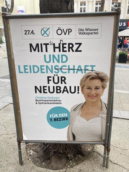 Verkiezingsposter van de ÖVP waar de tekst “Mit Herz und Leidenschaft für Neubau” (“met hart en leiderschap voor Neubau”, een wijk) is aangepast naar “Mit Schmerz und Leiden für Neubau” (“met pijn en leiden voor Neubau”)