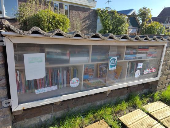 De minibieb: twee verdiepingen hoog, tamelijk breed (ik schat 1m20) met diverse stickers op de schuifdeurtjes, o.a. van Kinderzwerfboek