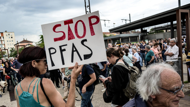 Manifestations : une femme porte une pancarte "STOP PFAS"