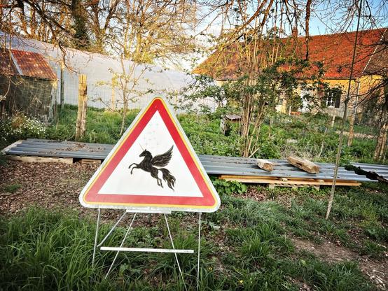Une licorne passe dans le paysage sur un panneau routier. ici, dans ce coin du morvan, on peut-être soi-même et beaucoup plus