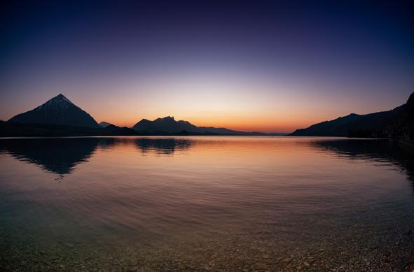 Blaue Stunde am Thunersee mit Niesen und Stockhorn.