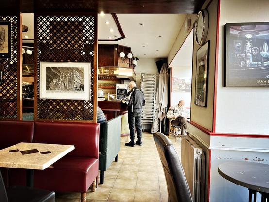 Le samedi, au moment du marché, le café est plein de monde