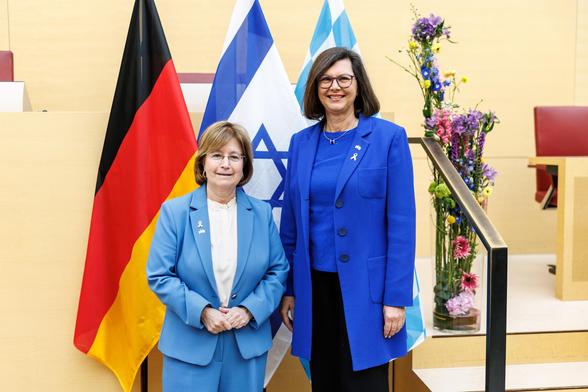 Die Generalkonsulin des Staates Israel für Süddeutschland Talya Lador und Landtagspräsidentin Ilse Aigner beim Bayerisch-israelischen Freundschaftstag zum 60. Jahrestag der diplomatischen Beziehungen zu Israel. | Foto: Matthias Balk