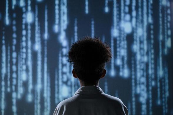 Person steht vor Datenströmen