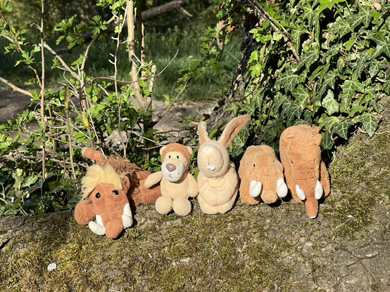 Die drei plüschigen Mammuts, Ludwig und Hopps auf den Wurzeln der Eiche