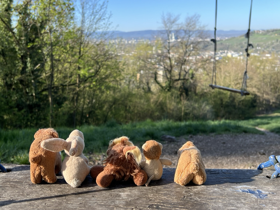 Die drei plüschigen Mammuts, Ludwig und Hopps auf einer Schaukel mit Blick auf Basel