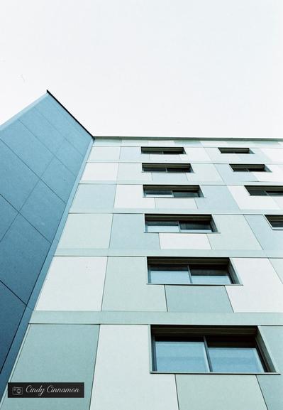 Architecture en nuances de bleu. Photographie par Cindy Cinnamon