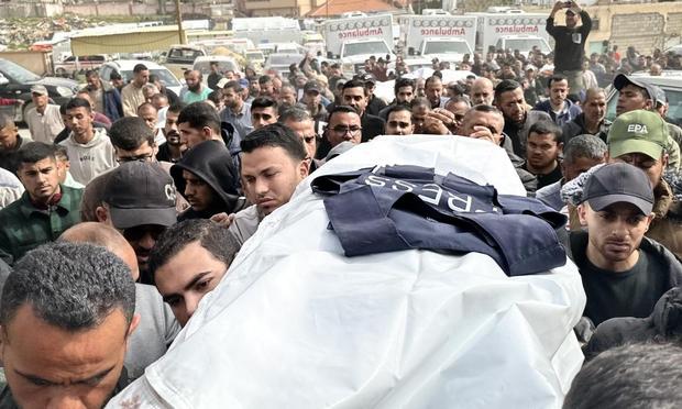 Palestinos portando el cadáver de uno de los periodista palestino muertos en ataques israelíes, en el Hospital Nasser; en una imagen de archivo. (EFE/Ahmad Awad)