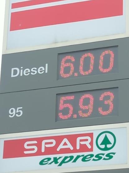 eine tankstellenpreisanzeige
Diesel 6.00
95 5.93

darunter eine Werbung Spar express