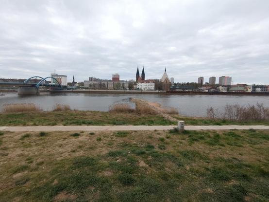 Blick vom Stadt-Deich Slubice nach Frankfurt/Oder über die Oder, die kein Hochwasser führt, aber gut gefüllt ist, sodass die Sandbänke nicht zu sehen sind.