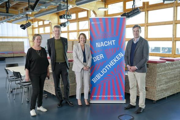 Foto von Elke Büdenbender zu Gast in der AGB. Sie traf bei uns (von re nach lks) Holger Krimmer, Geschäftsführer des dbv, unseren Generaldirektor Volker Heller und Regina Kittler, Vorsitzende des DBV-Landesverbands im AGB PopUp