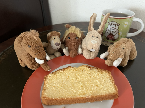 Die drei plüschigen Mammuts, Ludwig und Hopps mit Kuchen und Tee
