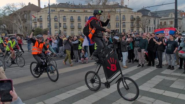 Die Fahrradfahrenden werden empfangen. Foto: Aljoscha Hartmann