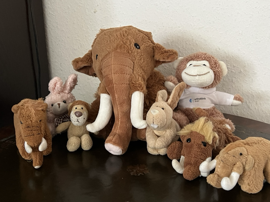 Die drei plüschigen Mammuts, Ludwig, Hopps, Kuschelmammut, Hase Bonnyfratz, und Affe Bonni verabschieden sich von einander