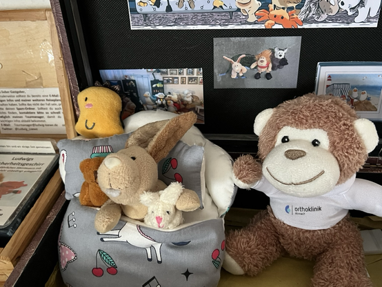 Hopps und Bonni in dem alten Reisekistchen