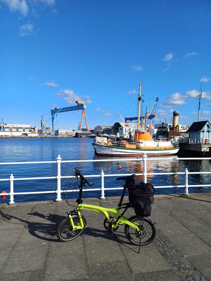 Hafenansicht. Vorne ein altes Schiff der Seenotrettung, auf der anderen Seite eine Werft.