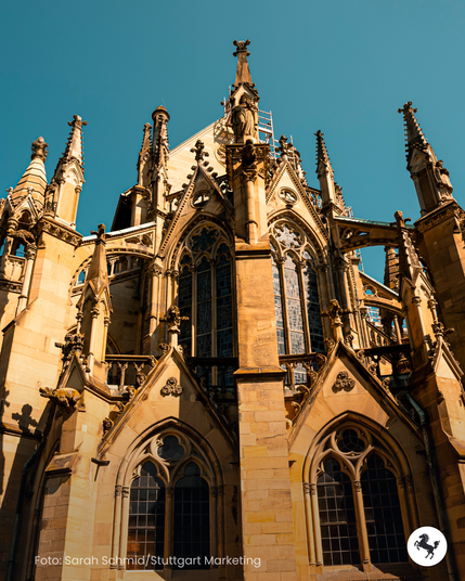 Detailaufnahmen der Fenster und Rundbogefenster der Johanneskirche.