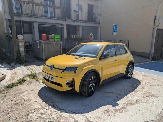 Renault 5 electric in very yellow