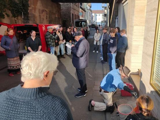 Stolperstein-Verlegung für Johanna Schneider in Nierstein mit Stolperstein-Initiator Gunter Demnig