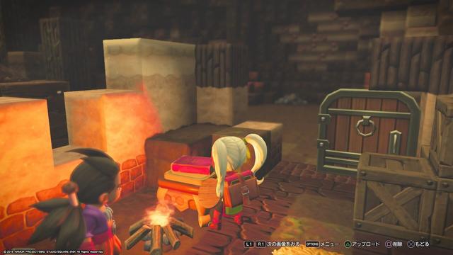 スクリーンショット：洞窟内部に残されていた、あやしげな書物を読む主人公