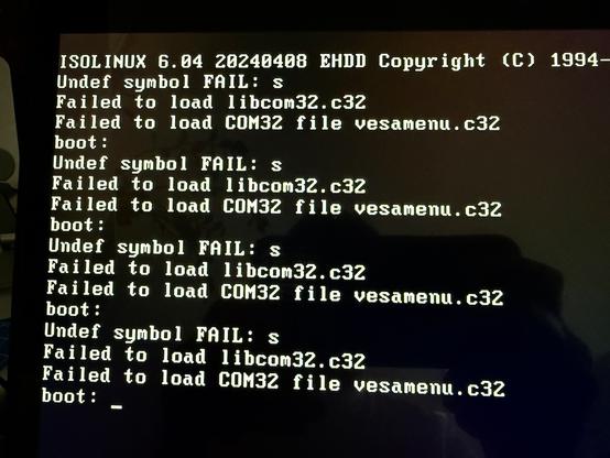 Screenshot Fehlermeldung: Undef symbol FAIL: s
Failed to load libcom32. c32
Failed to load COM32 file vesamenu. c32