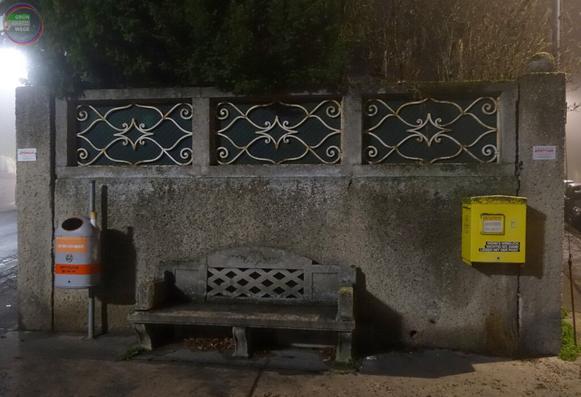 Große Sitzbank aus Stein auf Gehsteig bei Nacht